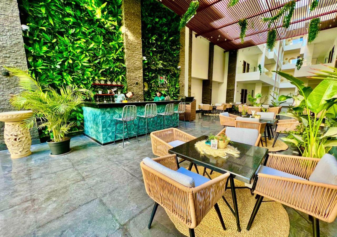 Sanctuary Sunlit Hurghada Haven With 4 Pools, Rooftop Sunsets & Gourmet Bites Steps Away Kültér fotó